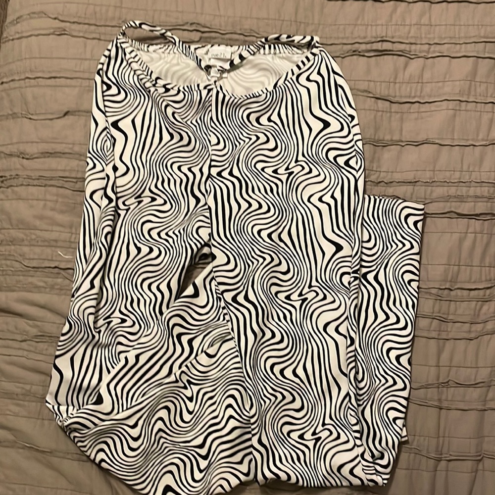 Brand is Rue 21, size is medium, black and white, pattern swirly